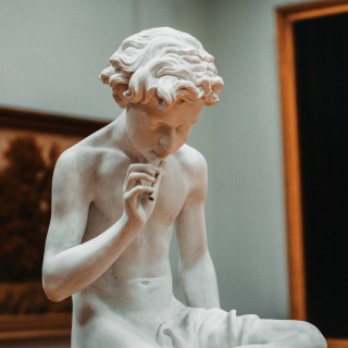 Мраморная статуя